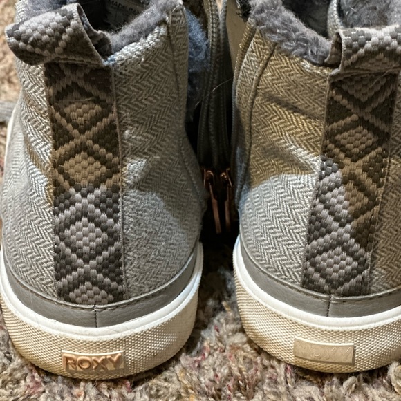 Roxy Women’s boots size 9. They are so cute, they are lightly used. - Picture 2 of 3